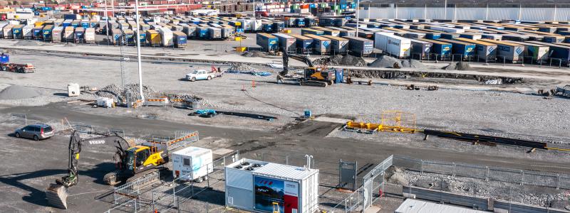I hamnen testas utsläppsfria grävarbeten genom en elgrävmaskin som får el via en vätgasgenerator. Foto: Göteborgs Hamn