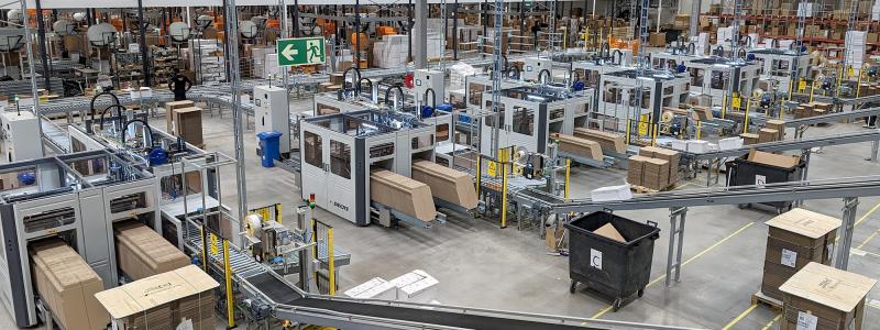 Jivaro förpackningsmaskiner är centrala i anläggningen som under Black Week och andra toppar kan hantera upp till 25 000 ordrar om dagen. Foto: ITO PallPack