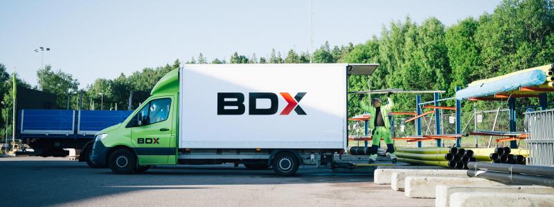 De fem tilltalade åtalas för sammanlagt fem fall av grova penningtvättsbrott, sex fall av grova bokföringsbrott, ett fall av grovt givande av muta, ett fall av grovt tagande av muta, ett fall av medhjälp till grovt tagande av muta samt ett fall av grov trolöshet mot huvudman. Pressbild: BDX