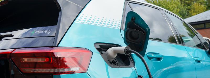 Andelen laddbara personbilar ökar och trenden med ökat intresse för laddhybrider håller i sig. Foto: myenergi/unsplash