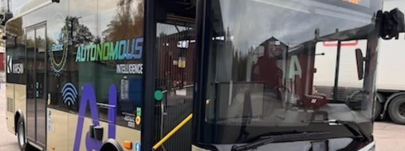Bussen är eldriven och utrustad med lidar, sensorer, GPS och vinterdäck. En säkerhetschaufför finns alltid ombord för att övervaka körningen och vid behov ta över manuellt. Foto: Robin Andersson /Sälen Buss.