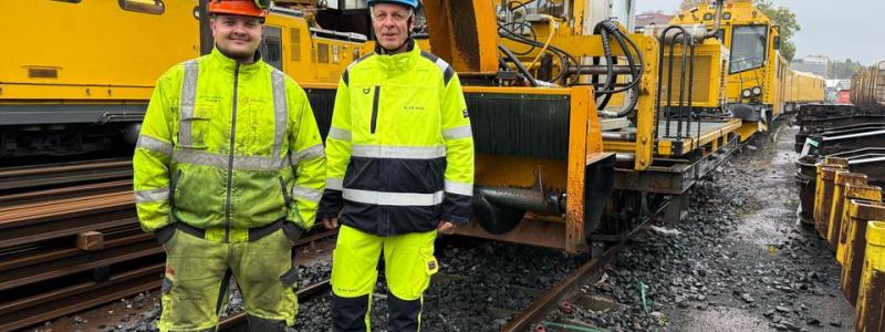 Vid Bane NORs Alnabru-terminal står tung snöröjningsutrustning och arbetslag redo att hantera vintern på järnvägen. Christian Iversen, arbetsplanerare vid Alnabru-terminalen och Tormod Bergerud, chef för operativt stöd i Stor-Oslo-regionen på Bane NOR.  FOTO: Harry Korslund, Bane NOR