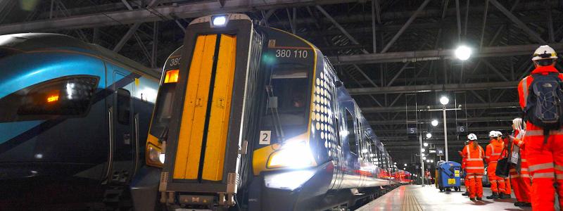 Ett elektriskt tåg testas vid stationen i Barrhead. Foto: Network Rail