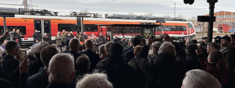 Invigningen ägde rum på stationerna i Holstebro och Lemvig och kulminerade med en jungfrutur mellan de två orterna. Ombord fanns H.M. kungen, som deltog i premiärresan med Midtjyske Jernbaners nya batteritåg av typen Siemens Mireo Plus B. Därmed blev Danmarks första batteritåg formellt invigt. Foto: Banedanmark