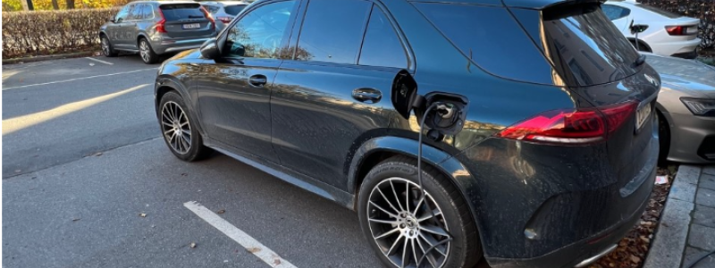 Bildtext: Eltörstig SUV laddas i Stockholm. Finns det risk för att Sverige kan gå Schweiz’ väg och förbjuda elbilar vid vissa tidpunkter ?
Foto: John Hardwick