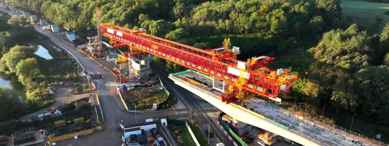 Denna 21,6 kilometer långa sektion nordväst om London inkluderar en 3,4 kilometer lång viadukt (Colne Valley Viaduct) och två 16,04 kilometer långa tunnlar (Chilterns Tunnels). TBM:er med variabel densitet, en teknik som redan används av Bouygues Travaux Public i Hong Kong och på Grand Paris Express-projektet, kommer att användas för att anpassa utgrävningar till terrängens specifika geologiska förhållanden. I arbetet ingår även att bygga tvärgångar mellan de två tunnlarna samt fem ventilationsschakt. Foto: HS2