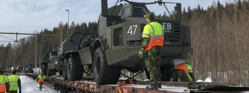 En blandad järnvägstransport i Sverige innebär att ett och samma tåg inkluderar både gods- och personvagnar. För den svenska Försvarsmakten möjliggör detta att hela eller delar av förband kan transporteras via järnväg vid samma tillfälle. Fördelarna är många – inte minst är transportsättet mycket effektivt och tryggt. Foto: Nalin Bozdogan/Sveriges Försvarsmakt
