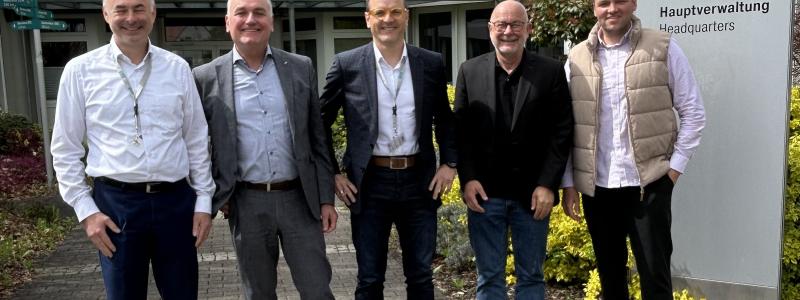 Parterna som undertecknade avtalet på BITO:s huvudkontor i tyska Meisenheim (från vänster): Peter Schmallegger (chef för global försäljning och marknadsföring, PDi Digital), Winfried Schmuck (CEO, BITO-Lagertechnik), Thomas Mayr (CEO, LNConsult), Michael Moosburger (CEO, PDi Digital & CoCEO, VusionGroup GmbH), Christian Mohr (produkt- och affärsutveckling, BITO-Lagertechnik). Foto: Bito