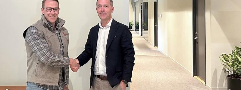 Emil Erlandsson, VD på Brännehylte Lagersystem (BLS) tillsammans med Mattias Larssen, VD på Weland Solutions skakar hand. Foto: Weland Solutions