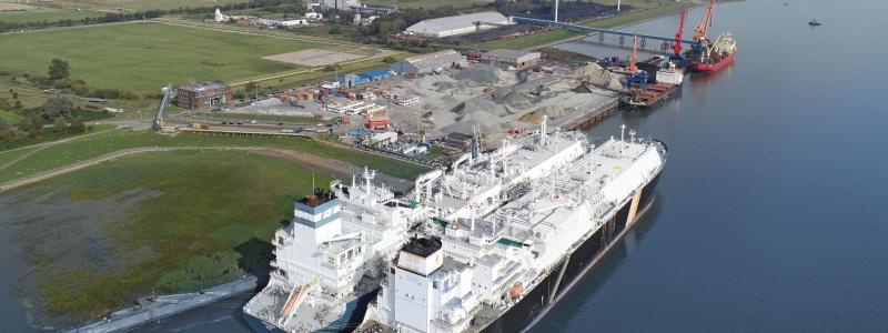 LNG-terminaler spelar en avgörande roll för att förse företag, industrier och hushåll med naturgas. Brunsbüttel och Stade, två hamnar längs Elbe, har gemensamt valts ut som platser för europeiska LNG-terminaler. Foto: Hamburger Hafen (Port of Hamburg)