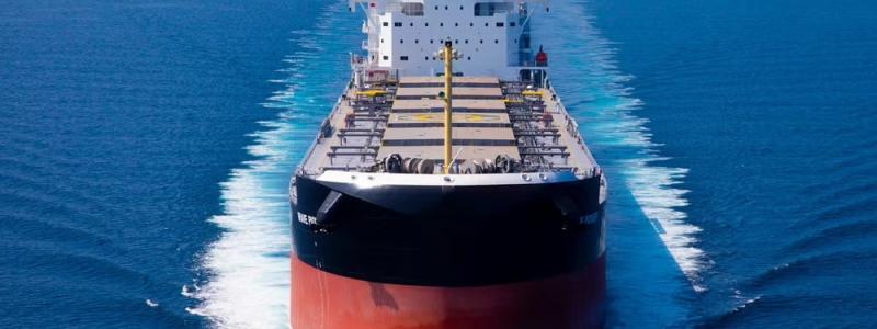 Bulkfartyget Brave Pioneer är världens första i sin storleksklass med tvåbränslemotor för metanol. Foto: Tsuneishi Shipbuilding