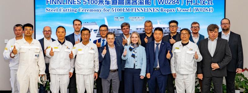 Representanter från Finnlines, ledningen och projektansvariga vid CMI Weihai Shipyard samt medlemmar från RINA:s kinesiska team samlades för att uppmärksamma stålskärningsceremonin för det första fartyget i Hansa Superstar-klassen. Foto: Finnlines