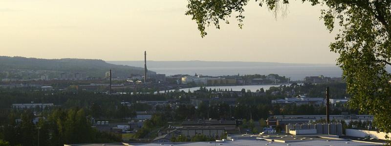 Ljungarums industriområde. Jönköping i bakgrunden med Munksjön och Vättern. Foto: Moralist/Wikimedia Commons/https://commons.wikimedia.org/wiki/File:Ljungarums_industriomr%C3%A5de_och_J%C3%B6nk%C3%B6ping.JPG