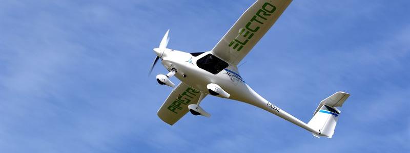 Forskare vid Chalmers tekniska högskola har genomfört världens första livscykelanalys av ett befintligt, tvåsitsigt elflygplan och gjort en direkt jämförelse med samma flygplanstyp med förbränningsmotor. Enligt studien blir elflygplanets klimatpåverkan lägre redan efter en fjärdedel av den förväntade livslängden, givet att det drivs med grön el. Baksidan är användningen av sällsynta ämnen i elflygplanets batterier. Fotograf: Chalmers tekniska högskola | Daniel Karlsson