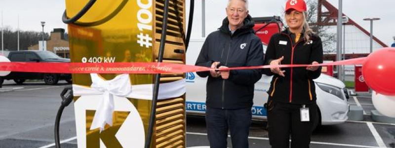Johan Söderberg och Rebecca Berntsson klipper banden i Varberg. Foto: Circle K