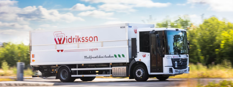 Widriksson Logistik satsar på trafiksäkerhet och arbetsmiljö genom ny distributionsbil från Mercedes-Benz. Foto: Widriksson