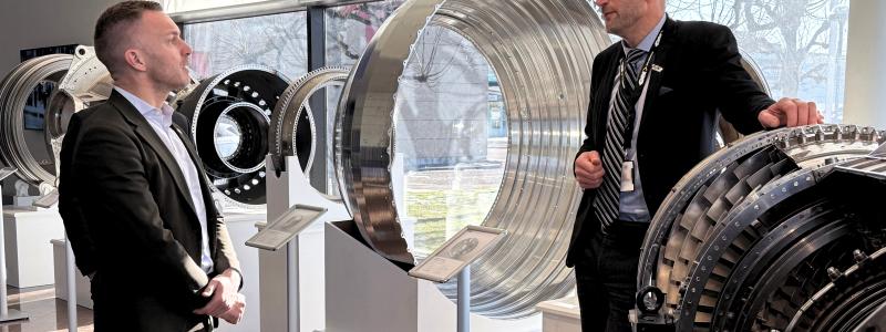 Erik Slottner och Martin Wänblom, vd på GKN Aerospace Sweden. Foto: GKN Aerospace