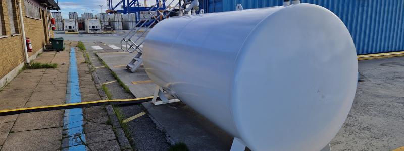 På resan mot målet om koldioxidneutralitet i den egna verksamheten har Copenhagen Malmö Port nu tagit ytterligare ett viktigt steg. Hamnen infasar från november 2023 det fossilfria bränslet HVO100 (hydrerad vegetabilisk olja) i maskinerna på containerterminalen. Foto: CMP