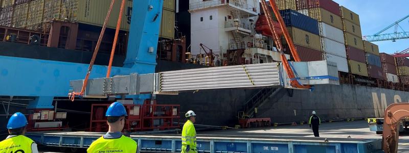 Utskjutande balkar lastas ombord på containerfartyget MSC England för transport till New York. Foto: MSC Sweden.