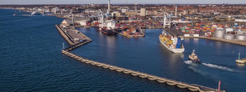 Containertrafiken fortsätter att öka i Helsingborgs Hamn under 2025. Här syns containerterminalen med pågående fartygshantering och vy mot staden. Foto: Helsingborgs Hamn
