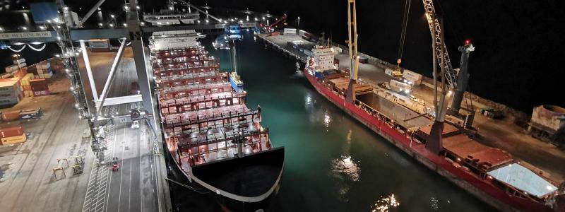 Dettifoss, ett av Eimskips containerfartyg under kran 19 i Västhamnen i Helsingborg. När hamnens nya landströmsanläggning tas i drift kan fartyg som detta försörjas med el direkt från land under sin kajvistelse. Foto: Actemium