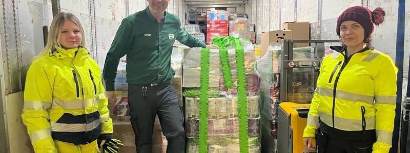 Michael Engback, butikschef på Stora Coop Garnisonen i Linköping, tog emot den första pallen från Coops nya helautomatiserade varuterminal i Eskilstuna. Foto: Coop