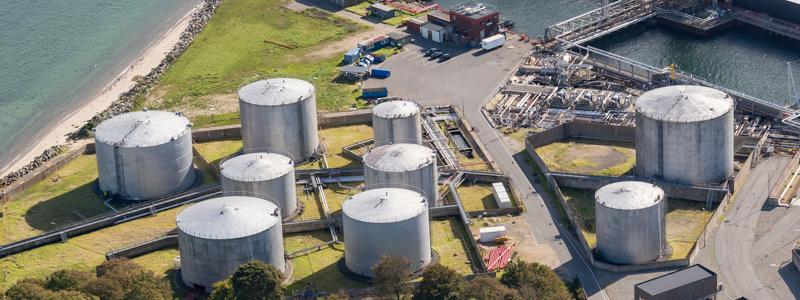 Crossbridge Energy A/S driver raffinaderiet i Fredericia och levererar över 35 % av Danmarks behov av flytande bränsle för fartyg, flygplan, bilar och lastbilar. Foto: Crossbridge Energy A/S