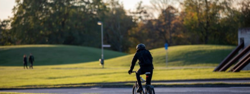 Om vi väljer att cykla påverkas av konkreta förhållanden som bra väder och att det är lagom avstånd till dit man ska cykla. Foto: Liza Simonsson