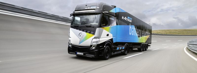 Dachser skriver avsiktsförklaring gällande 50 eldrivna lastbilar av Mercedes-Benz modell eActros LongHaul. Foto: Dacher