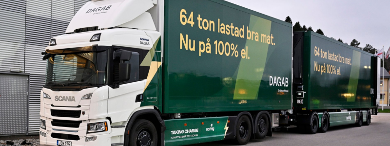 Lastbilens kylanläggningen drivs av fordonets batterier medan kylningen i släpet sker med separata batterier. Foto: Scania