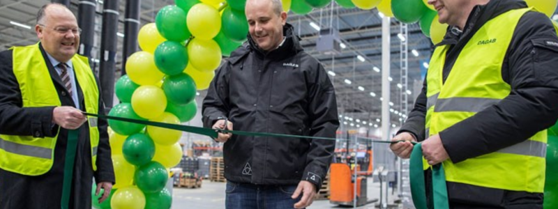 Från vänster i bild: Torkild Strandberg, kommunstyrelsens ordförande i Landskrona, Daniel Månsson, Dagabs kategoriområdeschef och platschef i Landskrona, Nicholas Pettersson, vd på Dagab. Foto: Kaneos Media