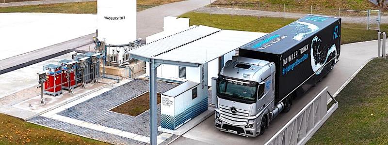 Den första tankstationen utrustad med denna nya teknik har invigts i närheten av Wörth am Rhein i Tyskland, där Mercedes-Benz producerar sina lastbilar och snart kommer att testa sin Mercedes-Benz GenH2 Truck modell. Bild: Daimler Truck