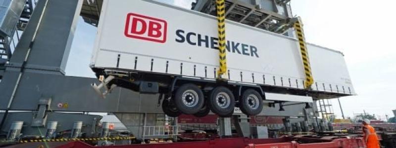 Schenker/DB lastar kombifrakt. Foto: DB-Schenker