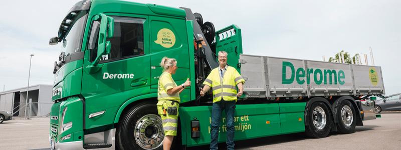Kranbilen flankeras av Linda Johansson Chaufför och Glenn Eliasson Transportchef inom Derome. Foto: Derome