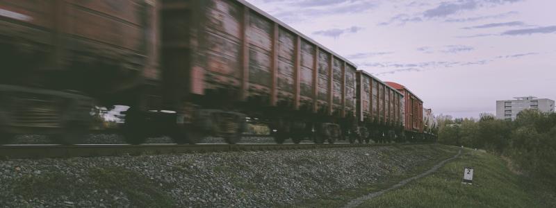 Banavgifterna på järnvägen har ökat kraftigt, med omkring 600 procent på 15 år och ytterligare cirka 40 procent under det senaste året, trots att omfattningen av godstrafiken i stort sett varit oförändrad och därmed inte kan förklara avgiftshöjningarna genom ökat slitage. Foto: alexander fastovets / unsplash