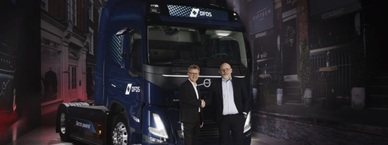 DFDS har nu beställt totalt 225 eldrivna lastbilar av Volvo, vilket är den största flottan i Europa. Till vänser, Roger Alm, vd Volvo Lastvagnar, till höger Niklas Anderson, Executive Vice President och chef för logistikavdelningen på DFDS. Foto: Volvo