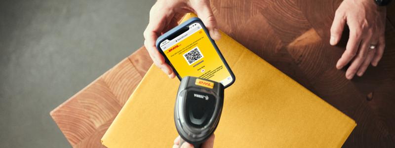 Från och med 1:a februari 2024 blev det möjligt för DHL:s e-handelskunder att lämna in paket på något av DHL:s ombud. Foto: DHL