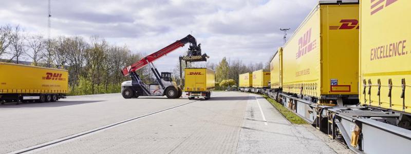 DHL Cargo har kört ett trailertåg mellan Padborg och Duisburg sedan maj 2023. Här lyfts släpvagnarna upp på vagnarna. Foto: Christian Bendel / DHL