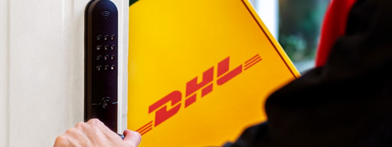 Chauffören får en engångskod till Yale-låset och kan ställa paketet direkt innanför ytterdörren. Foto: DHL