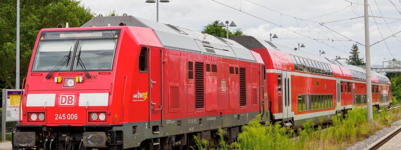 RE med diesellok 245 006 i Langenargen. Foto: Wikipedia Commons Lic. Kredit: JoachimKohler-HB –