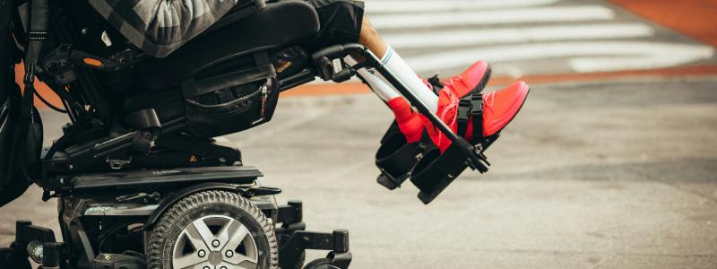 I det ena fallet ifrågasattes personen när chauffören felaktigt påstod att rullstolen var för tung. Foto: Jon Tyson/Unsplash
