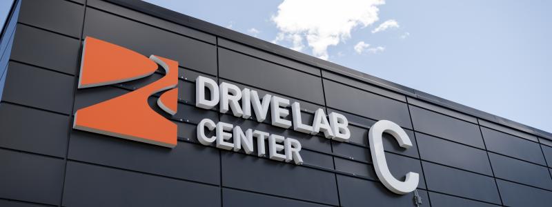 På Drivelab center bedriver företaget utbildningar kopplade till personbilar och motorcyklar. Foto: Arlanda stad
