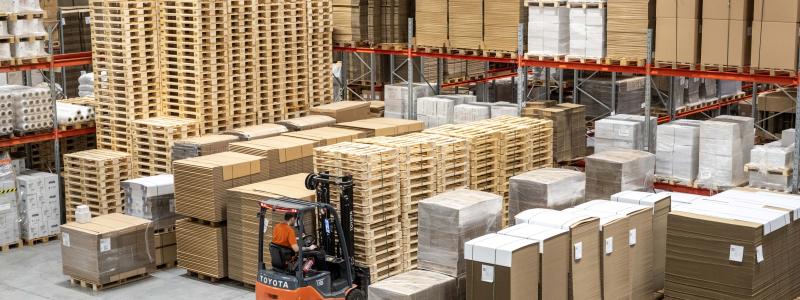 Utöver den egna tillverkningen av förpackningslösningar i wellpapp erbjuds även ett komplett utbud av förpackningsmaterial. Foto: DS Smith