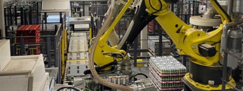 Robotar sköter det sista plocket på pall, som tidigare var ett manuellt moment. Foto: Simon Matthis