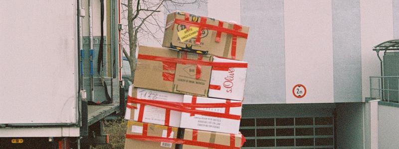 E-handeln driver upp paketvolymerna i Sverige, samtidigt som konkurserna ökar i delar av transportsektorn, särskilt inom post- och kurirverksamhet. Foto: Markus Spiske/Unsplash