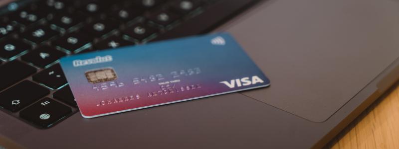 E-handeln har gått svagt under en tid men nu stiger framtidsförväntningarna. Foto: cardmapr/unsplash