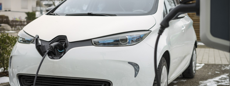 Drygt fem kronor dyrare per mil att ladda bilen publikt än att ladda hemma. Arkivbild