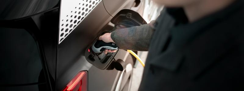 Energimyndigheten har sedan 2016 ett nationellt ansvar att samordna frågor kring laddinfrastruktur. Arbetet har bland annat fokuserat på att bistå Naturvårdsverket med stöd inför utlysningar av medel till laddinfrastruktur. I år har Energimyndigheten fått ett bredare ansvar för att stötta, följa upp och analysera hur en ändamålsenlig laddinfrastruktur kan byggas ut på ett effektivt sätt. Foto: maxim hopman unsplash