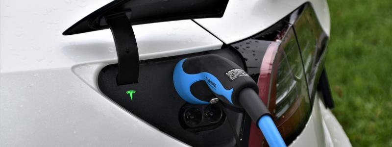 Planen omfattar en riktad elbilspremie för hushåll med lägre inkomster i glesbygd eller i områden med begränsad kollektivtrafik. Foto: waldemar brandt /unsplash