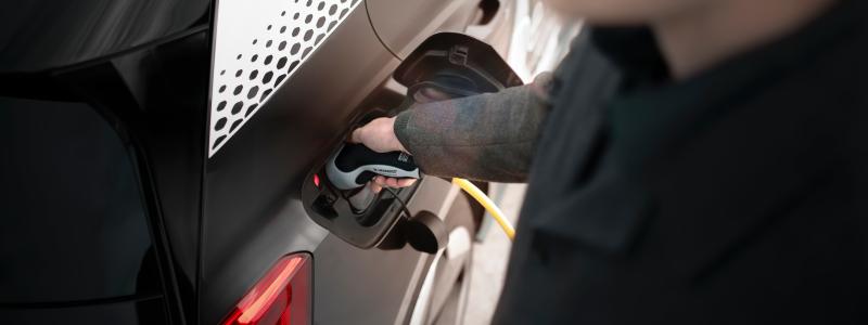 Länsstyrelserna ska vidta åtgärder för att främja utbyggnaden av hemmaladdning för elfordon för hushåll i flerfamiljshus. Foto: maxim hopman/unsplash